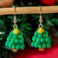 Süße Weihnachtsbaum-Ohrringe aus grünem Harz mit bunten Punkten und gelben Sternen - Weihnachtsbaum