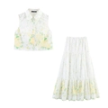 Completo estivo da donna con camicia senza maniche floreale e gonna lunga su sfondo bianco - XS / Bianco