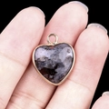 Ciondolo in labradorite a forma di cuore con bordo dorato e trama in pietra - Larvikite Bordo Dorato