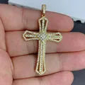 Dettaglio del ciondolo a croce dorata con zirconi chiari, misura 33x44,5 mm - Stile B