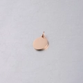 Detailopname van de roségoud gepolijste roestvrijstalen ronde hanger met kleine springring - 14.7*12mm (1.5mm dikte) / Roségoud