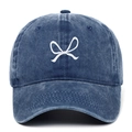 Detalle del bordado de lazo blanco en gorra de béisbol de algodón lavado azul - Ajustable / Azul marino