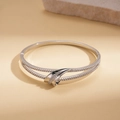Dettaglio di un bracciale a doppio strato in argento con zirconi cubici nel design incrociato - Argento Ecologico