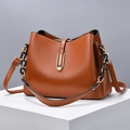 Braune Leder-Schultertasche in Trapezform mit Goldschnalle und schwarzer Kette - Braun
