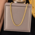Detailaufnahme einer goldfarbenen Metallkette mit dichter Struktur und Hochglanz-Finish - 3mm S Kette / Gold Halskette