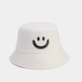 Detail eines weißen Baumwoll-Anglerhuts mit schwarz besticktem Smiley-Gesichtsmuster - Weiß