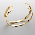 Detalle de brazaletes dorados con acabados mate cepillado y pulido de espejo brillante - 15+2cm / Chapado en oro 18K