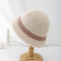 Primer plano de la textura del sombrero de punto con detalle de ribete de pelo sintético - 55-59CM / Beige + Rayas Caqui