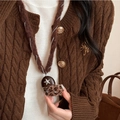 Collana vintage in resina con ciondolo leopardato su maglione lavorato a maglia marrone - Pendaglio Stella