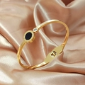 Bracciale rigido in acciaio titanio dorato con numeri romani, inserto nero e zircone - Oro