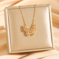 Collar con colgante de mariposa dorada y circonitas sobre fondo de seda suave - Mariposa Dorada (8253)
