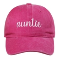 Nahaufnahme der weißen Auntie-Stickerei auf einer verwaschenen weinroten Baseballkappe - Verstellbar / Tante / Fuchsia