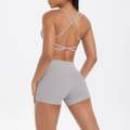 Détail du soutien-gorge de sport gris à bretelles croisées et short de yoga taille haute - S / Gris Givré