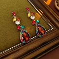 Dettaglio di orecchini vintage con pietra rossa e strass colorati su velluto verde - Perno in Argento-Orecchini Colorati
