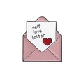 Spilla smaltata a forma di busta rosa con testo self love letter e cuore rosso - Busta Rosa-self love letter-Cuore
