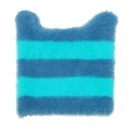Detailstruktur der blau gestreiften Plüschmütze mit Katzenohren aus Kunstfaser - Blau