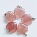 Set di cinque ciondoli a cuore in quarzo fragola rosa con ganci in argento su bianco - Quarzo Fragola
