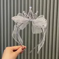 Détail du serre-tête couronne argenté avec nœud en tulle gris et strass scintillants - Gris