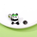 Spilla in smalto panda che gioca a tennis con cappello verde e racchetta su base bianca - Tennis (C2536-3)