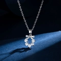 Collana d'argento con ciondolo a fiore in zircone e fiocco su sfondo blu scuro - Argento (Con Catena)