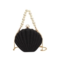 Elegante borsa nera a conchiglia con manico di perle e una tracolla a catena dorata - Nero