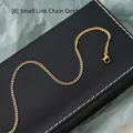 Delicata catena a onde d'oro con chiusura a moschettone su sfondo in pelle nera - 45 cm / Catena a Gruman (Oro)