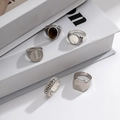 Detailansicht des 5-teiligen Vintage-Silberring-Sets mit Tigerauge und L-Gravur auf Büchern - 5-teiliges Set / Altsilber Gemischt