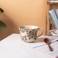 Tazza in ceramica con motivi floreali dipinti a mano e bordo arancione per colazione - Peonia Grigia - Tazza Singola