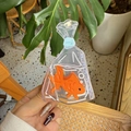 Dettaglio della creativa pinza per capelli a forma di pesce in acetato trasparente - Morsetto Sacchetto Pesci Rossi