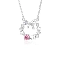 Elegante collana in argento S925 con pendente a fiocco, farfalla e gemma rosa su sfondo bianco - Stile Ghirlanda con Fiocco / Oro Bianco