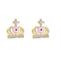 Detalle macro de pendientes de corona bañados en oro 18K con ojo rosa y piedras de circón - Rosa