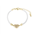 Dettaglio del bracciale a corda intrecciata bianca con ciondolo a cuore d'oro e moschettone - Cuore / Bianco