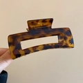 Dettaglio di una grande pinza per capelli rettangolare con stampa leopardata ambrata lucida - Pinza Quadrata (6# Marrone)