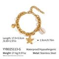 Detail van een 18K vergulde roestvrijstalen armband met schelp- en zeesterbedeltjes - Gouden Stijl (YYB025113-G)
