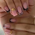 Detalle de uñas postizas cuadradas estilo francés con puntas negras y pan de oro - Curvas de Pan de Oro Rosa / Francés Hueco Minimalista