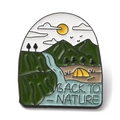 Épingle émaillée camping avec montagnes vertes et texte Back To Nature au style vintage - Camping Back to Nature