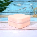 Portagioie quadrato in pelle rosa con cerniera e finitura con trama a grana incrociata - 10x10x5cm / Rosa nudo