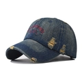 Detalle de la textura vaquera desgastada y bordado de California en la gorra de béisbol - Ajustable / Mezclilla oscura