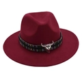Détail du chapeau fedora bordeaux avec broderie ethnique et boucle tête de taureau argentée - Rouge Vin (Taureau Ethnique)