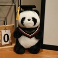 Panda di peluche con tocco da laureato nero e nappa gialla su scrivania in legno - Panda con sciarpa rossa / 20cm