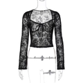 Detaillierte Nahaufnahme des schwarzen Spitzen-Crop-Tops mit Blumenmuster und Schnürung - S / Schwarz