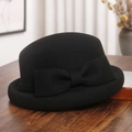Detailopname van een zwarte wollen vilt baret met een elegante strik aan de zijkant - M(56-58cm) / Zwart