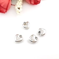 Dettaglio di quattro ciondoli a cuore in argento per la creazione di gioielli fai da te fatti - Ciondolo a Cuore 8x9mm