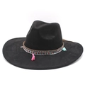 Dettaglio di cappello in feltro nero con nastro etnico a motivi floreali e nappe - Nero Pelle Scamosciata