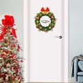 Festlicher Merry Christmas Kranz Wandaufkleber an weißer Tür für die Weihnachtsdeko - Weihnachtskranz