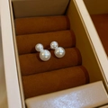 Vintage dubbele parel oorbellen met crème parels in een bruine fluwelen sieradendoos - Witte Dubbele Parel Oorbellen (48#)