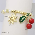 Details und Maße für das Perlenarmband mit goldenem Sonnen- und Kirschanhänger - Sonne & Kirsche Stil