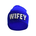 Détail du bonnet en maille bleu roi avec un patch blanc WIFEY en relief texturé - Bleu saphir