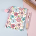Detalle de libreta de espiral floral con colgante de peluche rosa en fondo pastel - Floral Rosa Púrpura