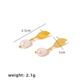 Élégantes boucles d'oreilles feuilles dorées avec perles baroques et dimensions - Boucles d'Oreilles Perles Feuille d'Or